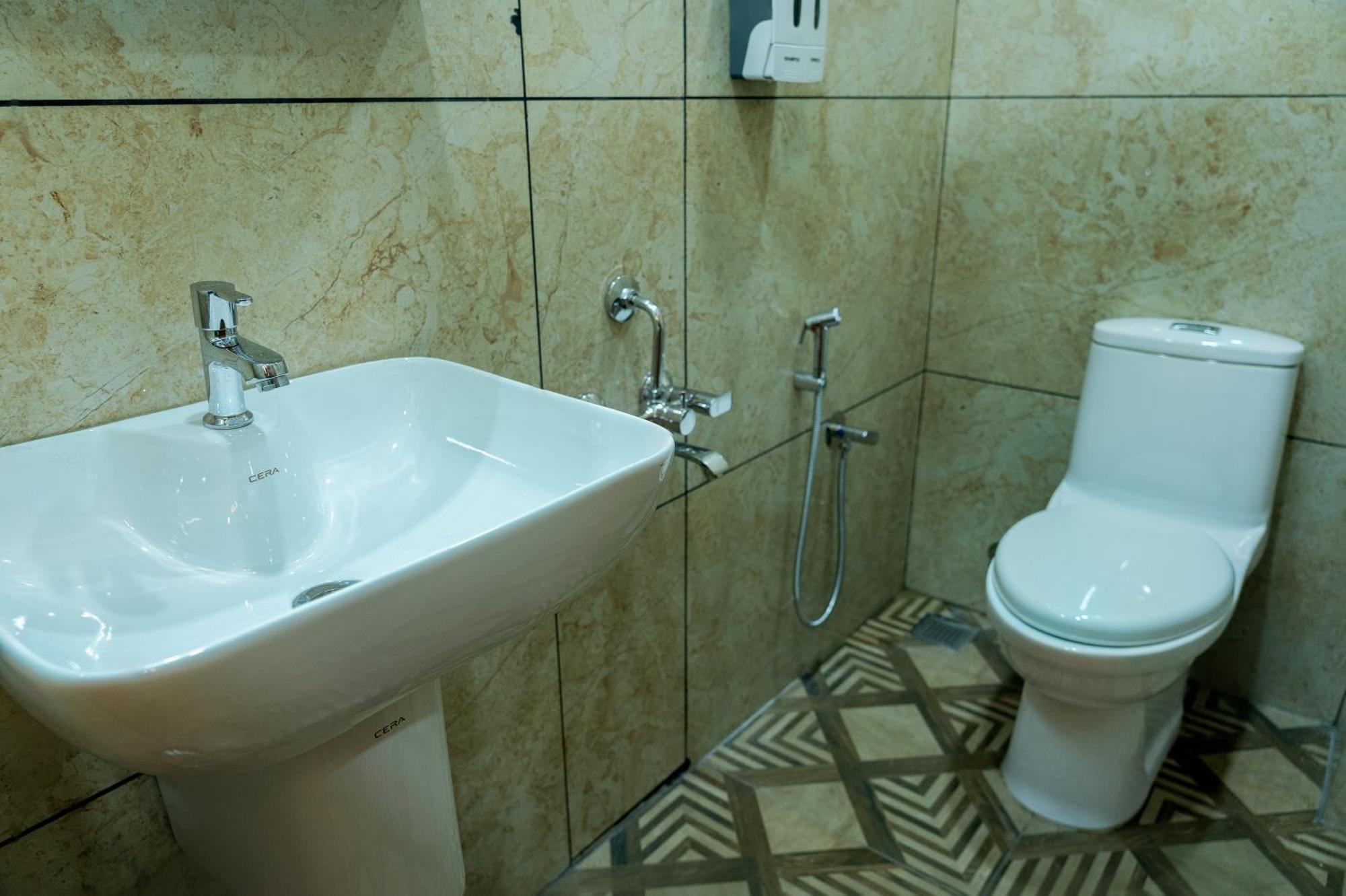 Fly View Airport Residency Hotel Nedumbassery Bagian luar foto