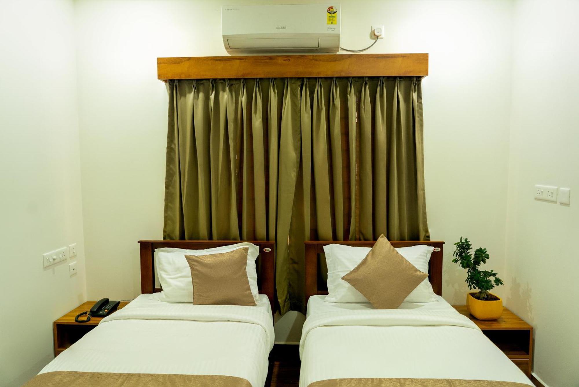 Fly View Airport Residency Hotel Nedumbassery Bagian luar foto