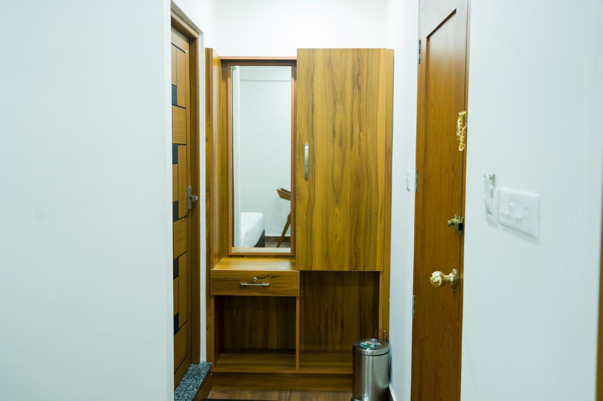 Fly View Airport Residency Hotel Nedumbassery Bagian luar foto