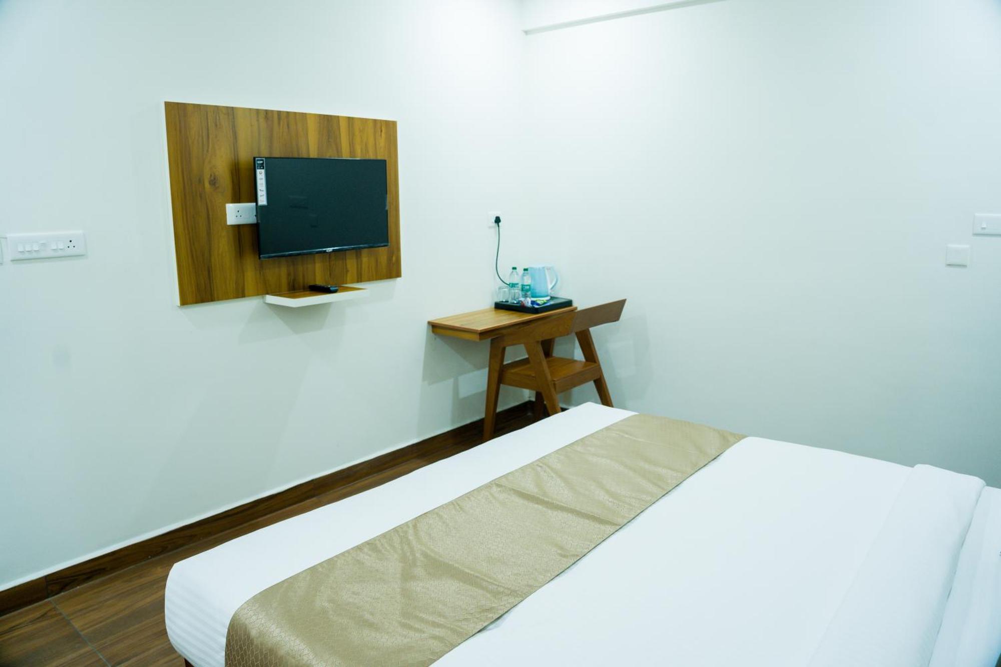 Fly View Airport Residency Hotel Nedumbassery Bagian luar foto