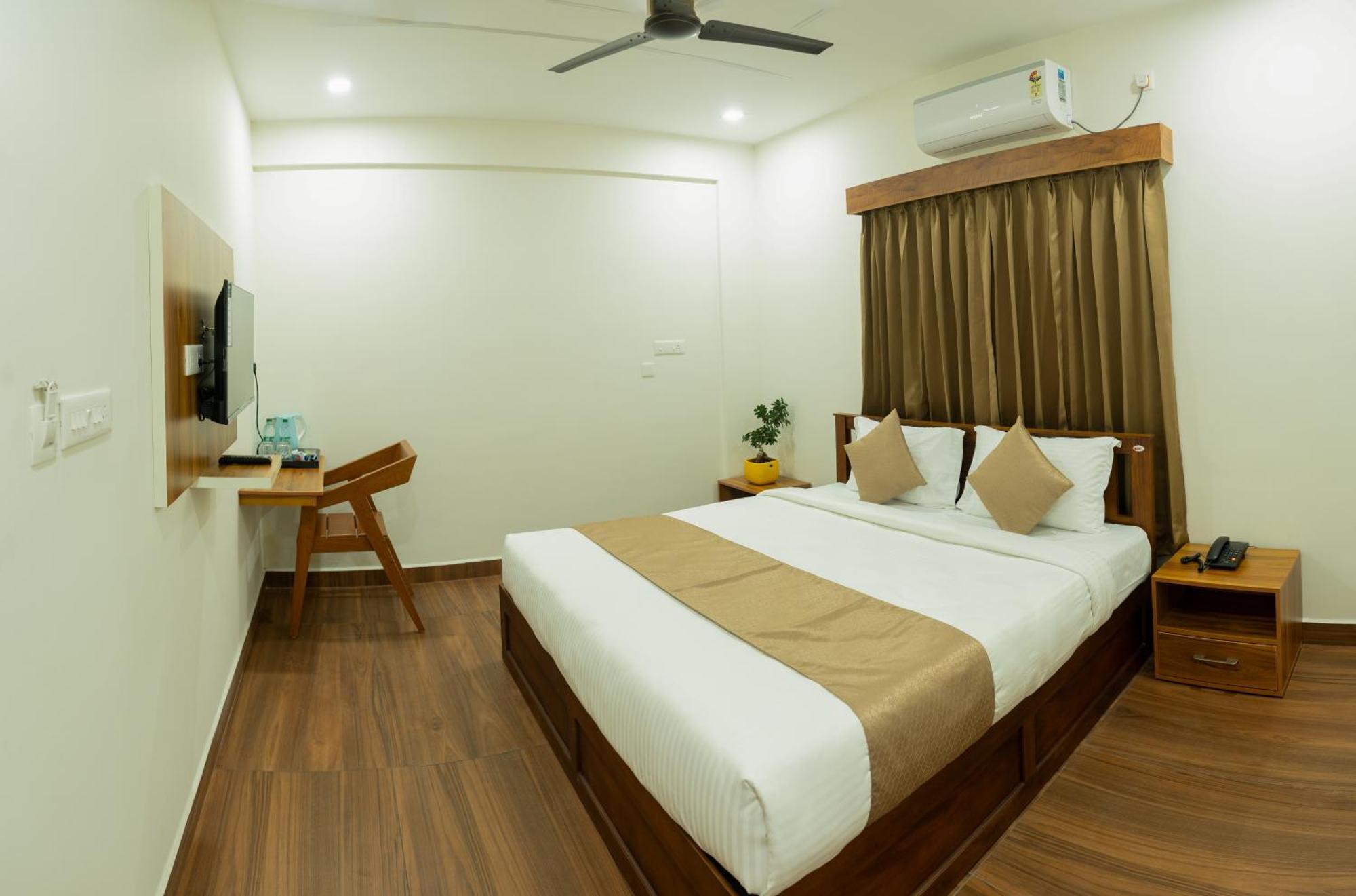 Fly View Airport Residency Hotel Nedumbassery Bagian luar foto