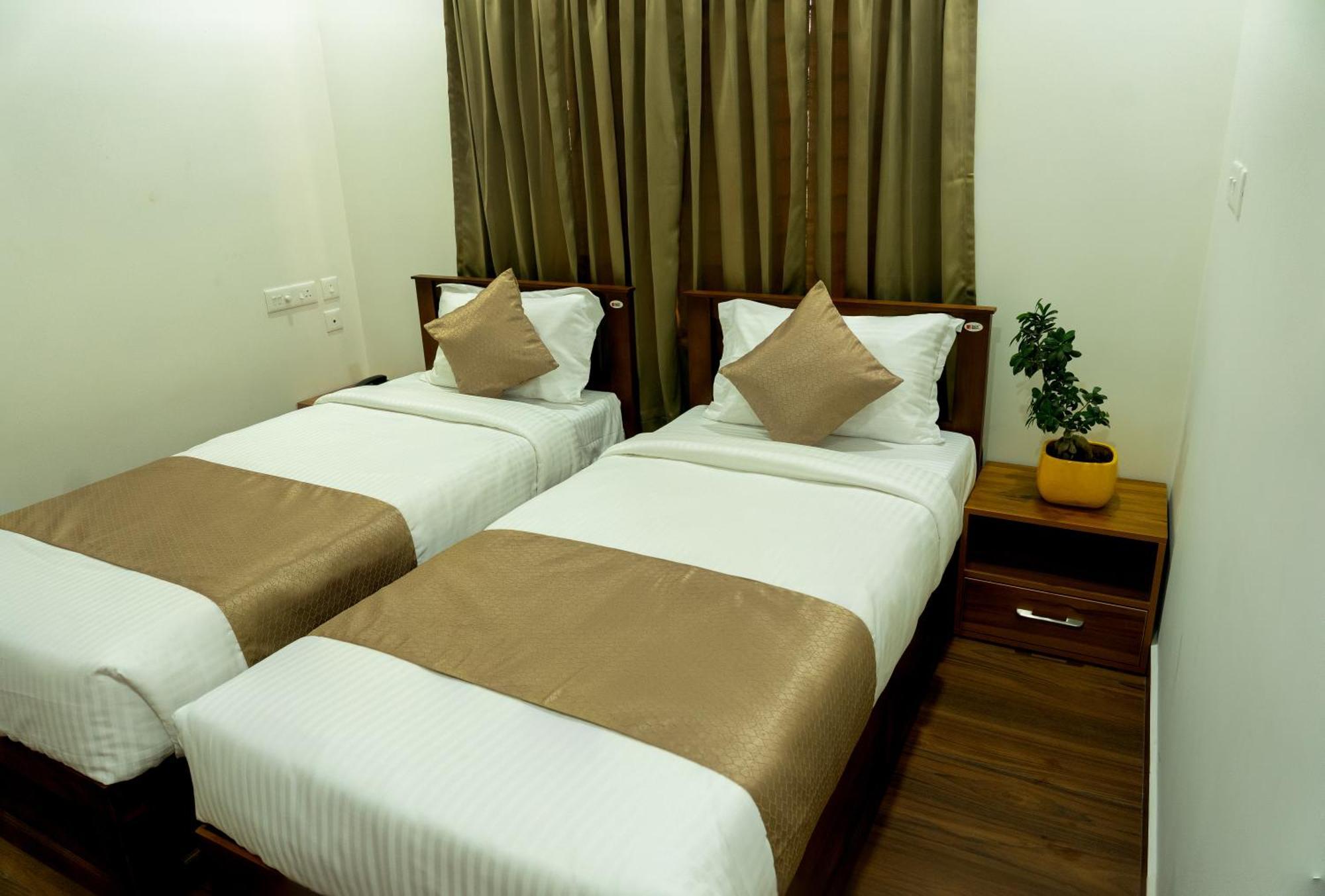 Fly View Airport Residency Hotel Nedumbassery Bagian luar foto