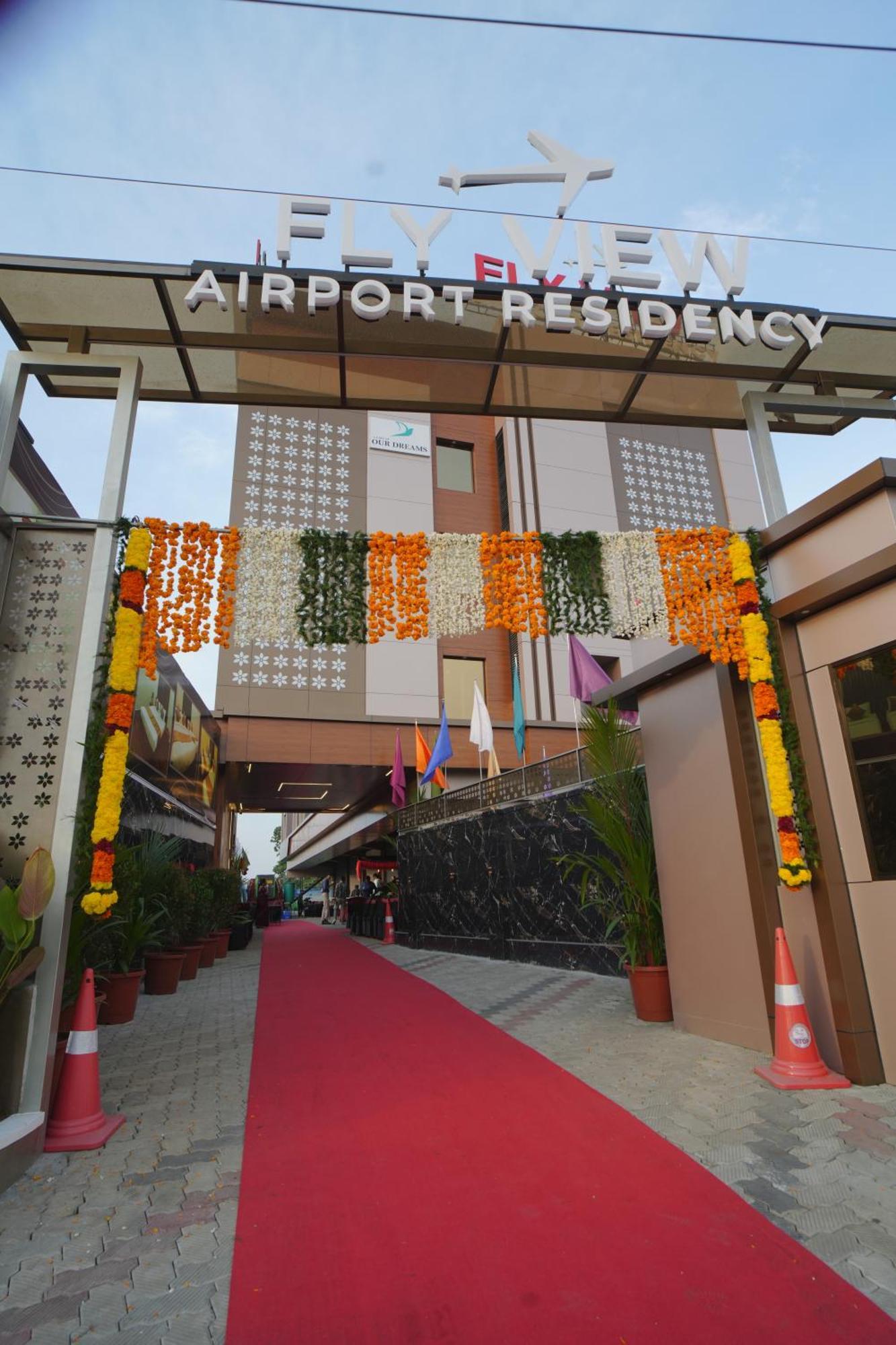 Fly View Airport Residency Hotel Nedumbassery Bagian luar foto